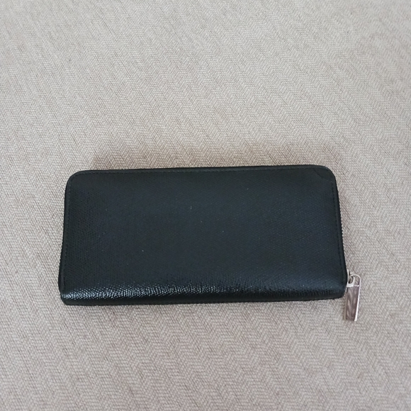 Tumi Black Leather Zip Wallet - Picture 3 of 13